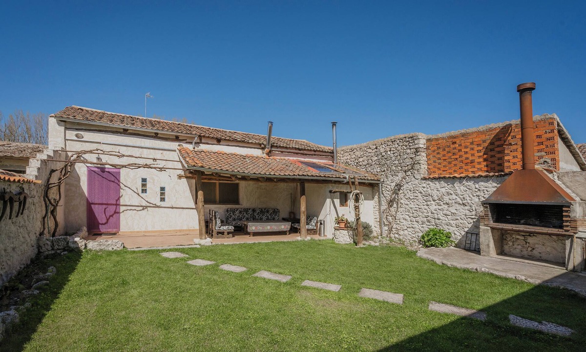 Frumales House | Country House 'Hoyal' with Private Garden and Wi-Fi