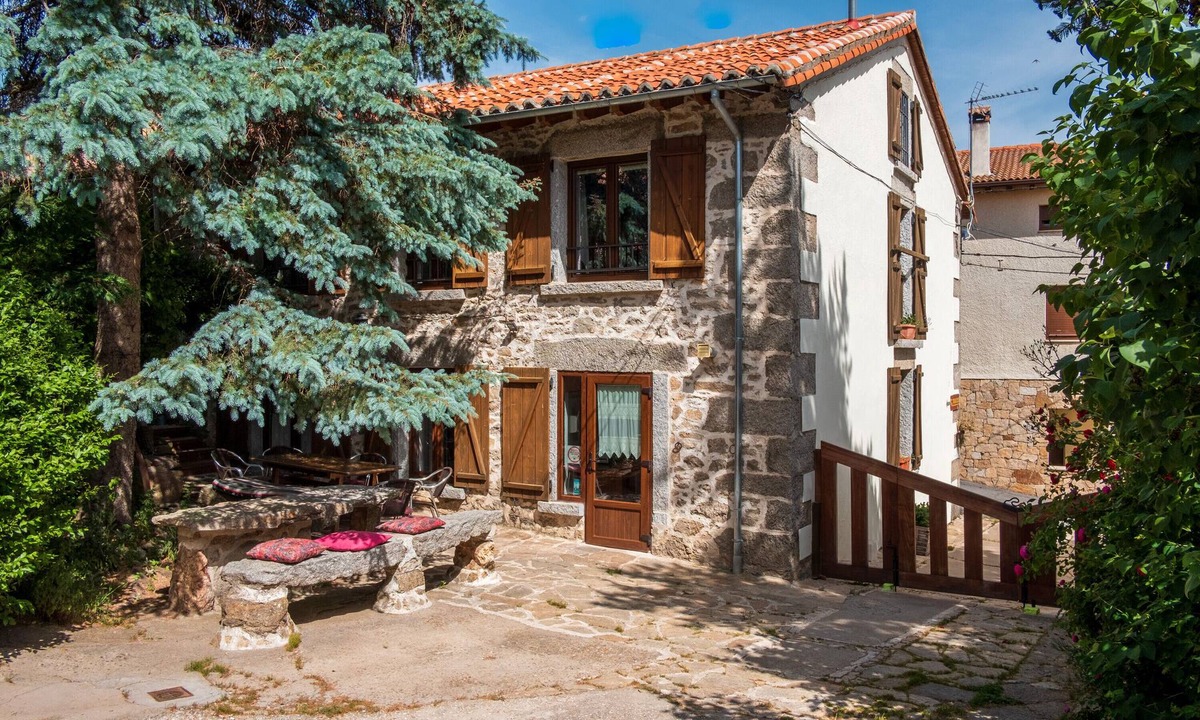 Navarredonda de Gredos House | Country House 'La Esperilla De Gredos' with Mountain View, Private Garden and Wi-Fi