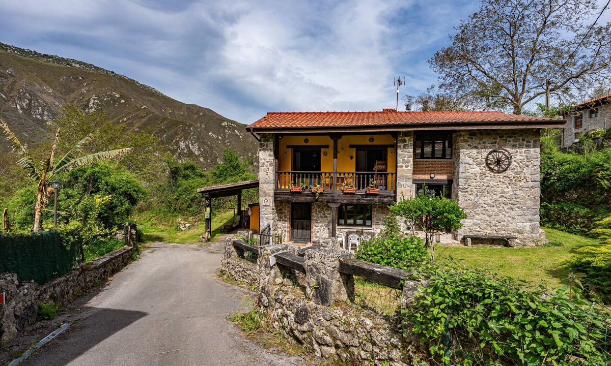 Cueli House | Country House 'La Nozal' with Mountain View, Private Pool and Wi-Fi