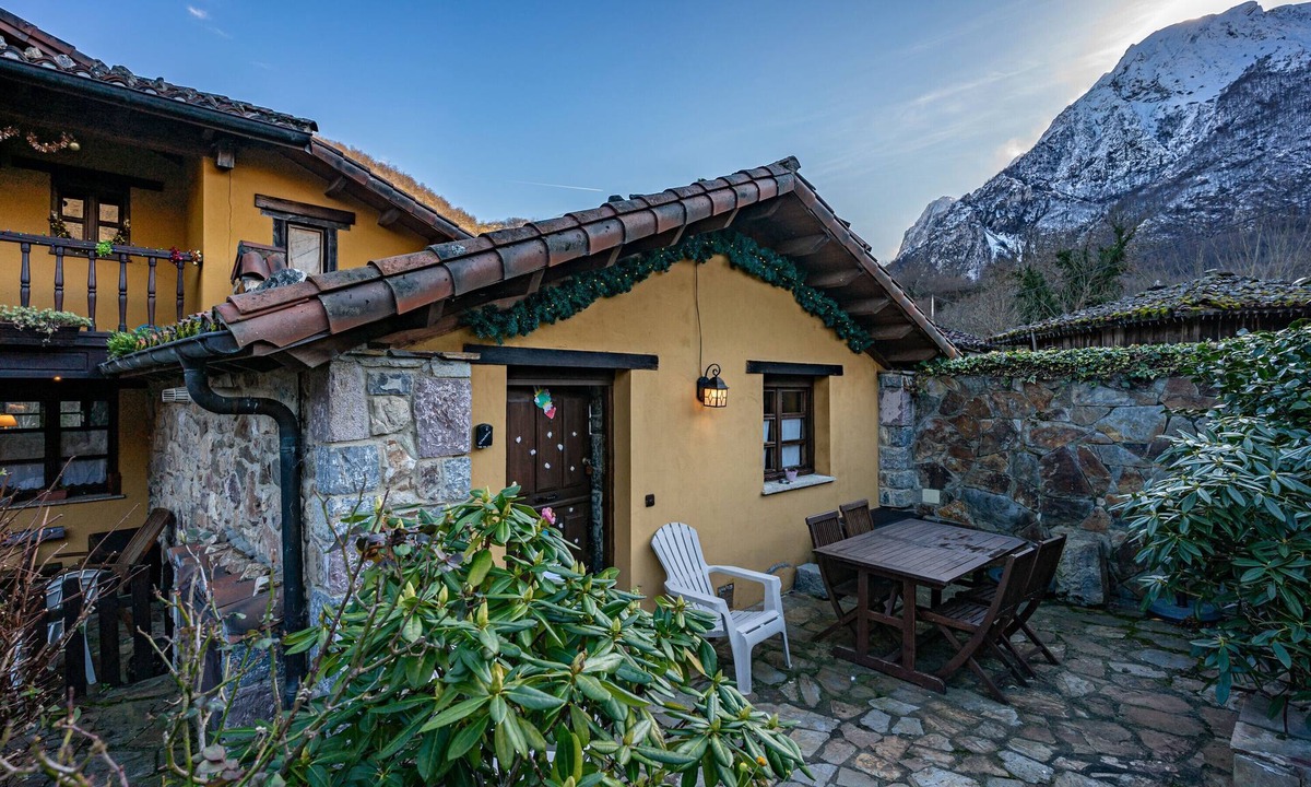 Quiros House | Country House 'Valle De Bueida El Palacio' with Mountain View, Private Garden and Wi-Fi
