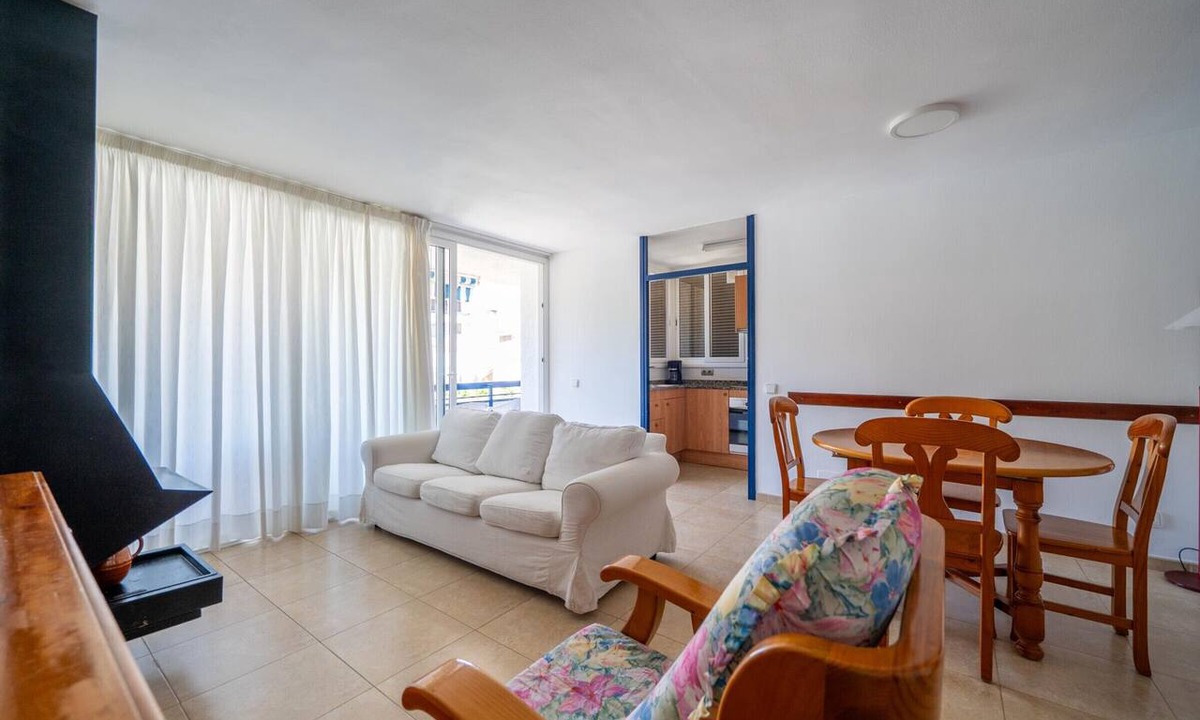 Torredembarra Apartment | Cozy 3-BR Apartment Near Beach with Pool View, Terrace & Wifi in Torredembarra