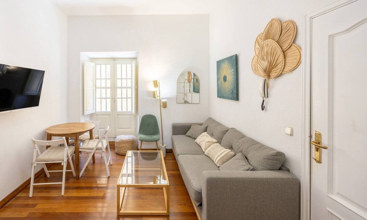 Palacio Apartment | Cozy Apartment in La Latina Perfect for Work or Study