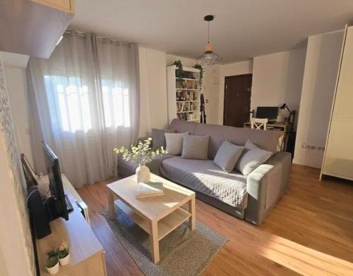 Puente de Vallecas Apartment | Cozy Apartment near City Center