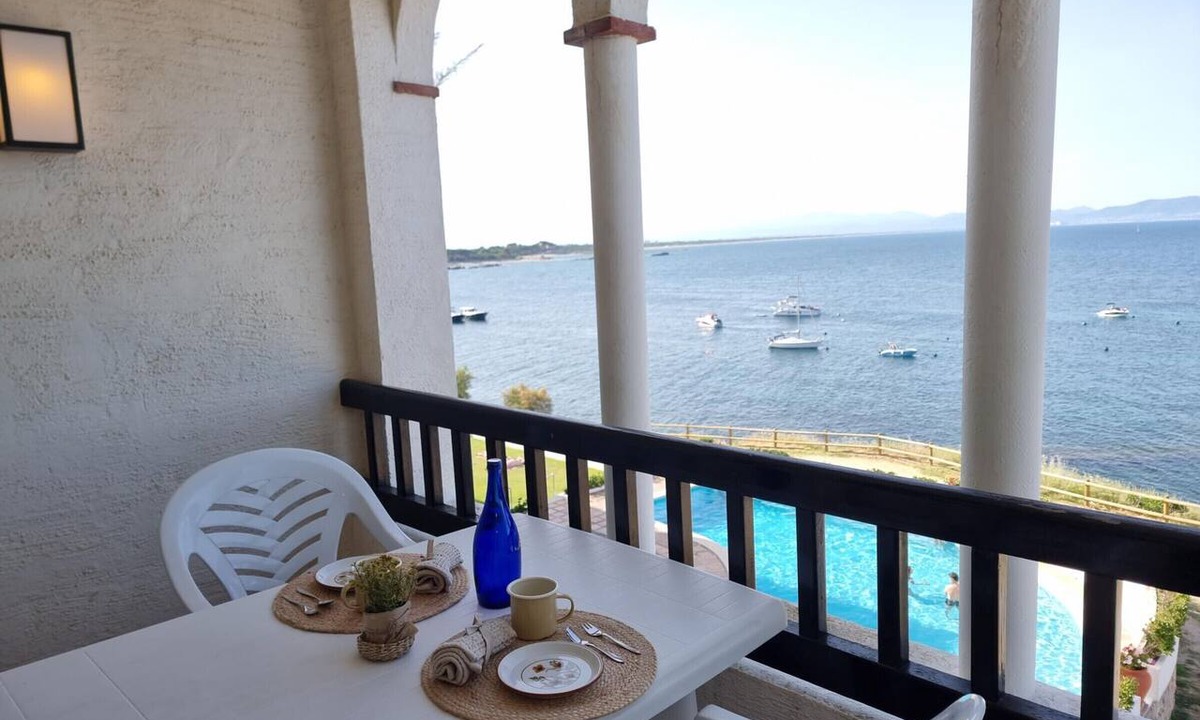 Pedrinya Apartment | Cozy apartment with terrace and pool 50m from the beach