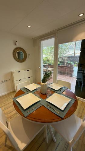 Castelldefels Apartment | Cozy three-bedroom apartment by the beach
