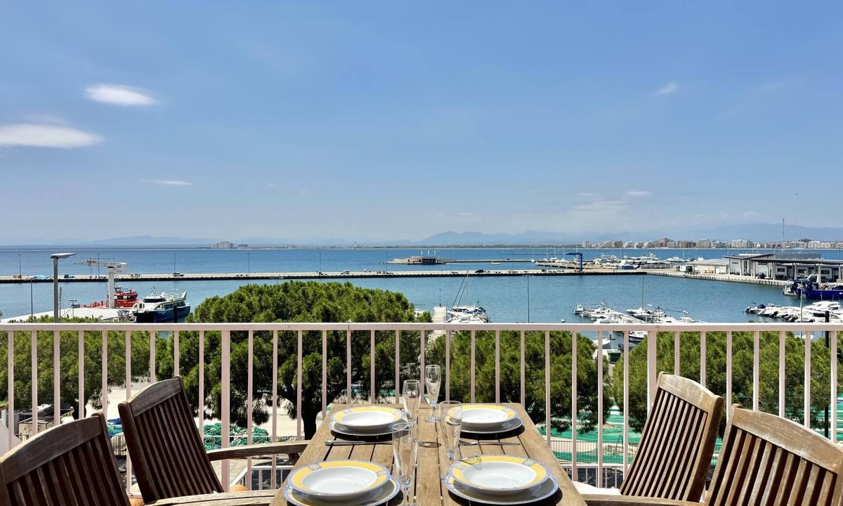 Roses Town Center Villa | CPO. Wonderful views of Roses Bay, 500 m from the beach