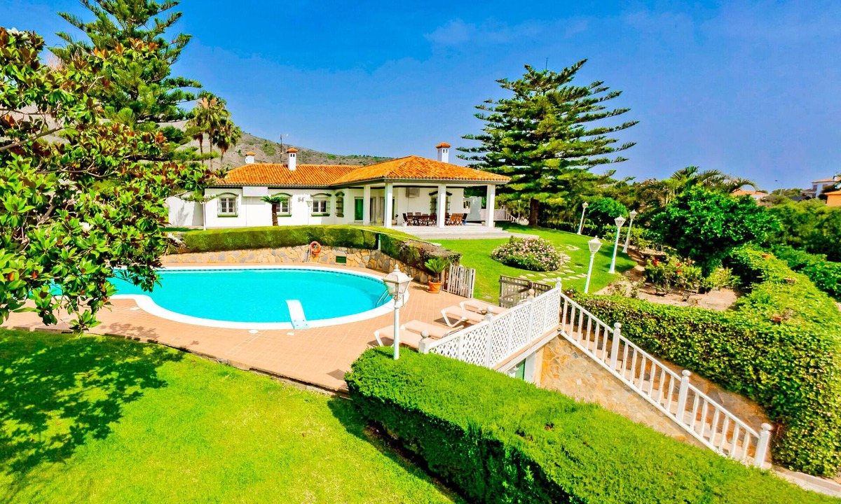 Torremolinos Villa | Cubo's Villa Galemar Torremolinos Pool & Padel/private paddle tennis court/near the beach/air conditioning/free Wi-Fi
