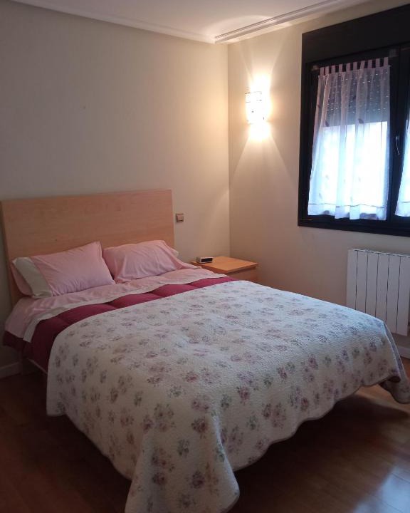 Leon Bed & Breakfast | Dormitorio con baño privado y desayuno