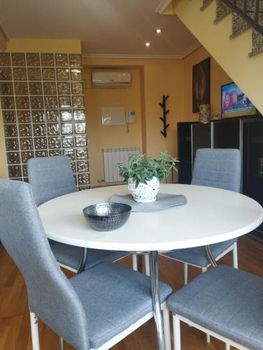 Villamediana de Iregua Apartment | Duplex con terraza y vistas a la montaña internet aire acondicionado frente a piscinas públicas