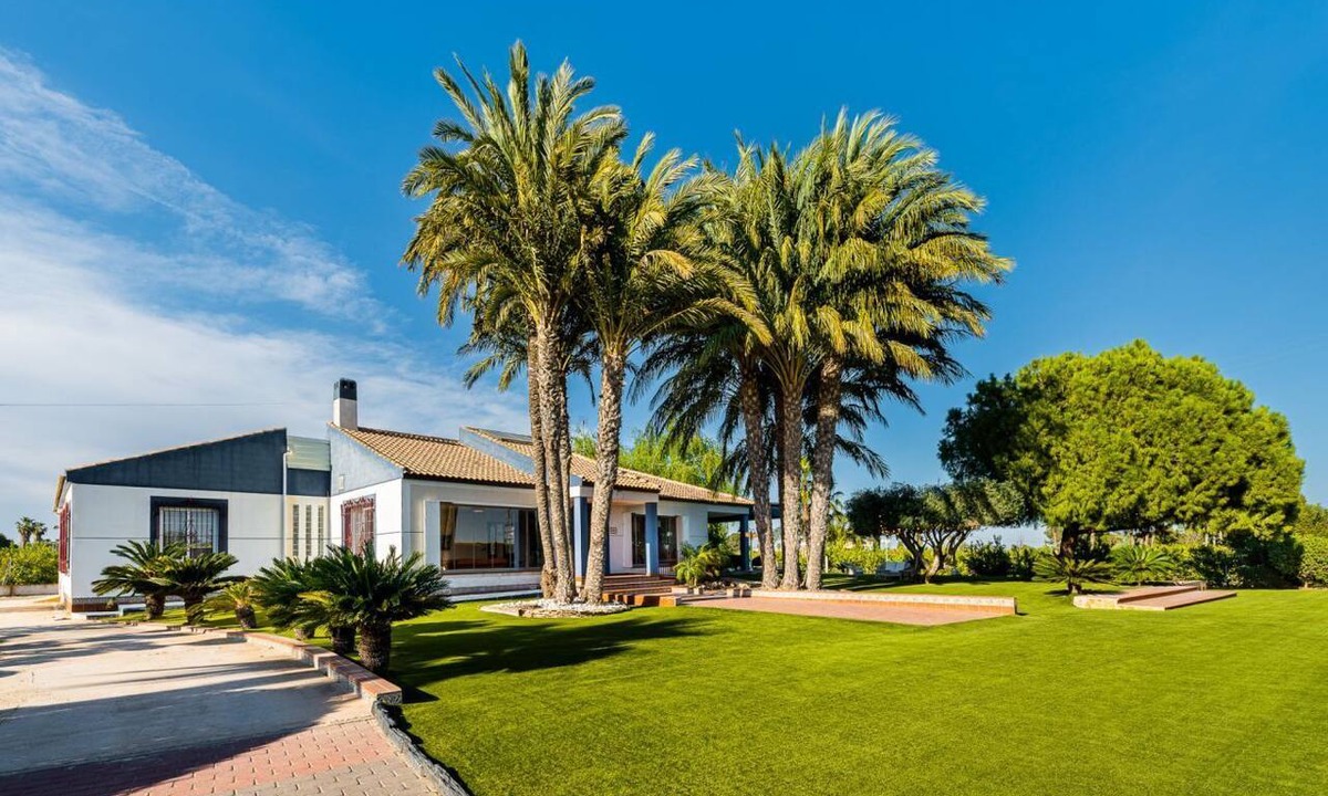 Los Montesinos Villa | El Bancalito—A Farmhouse with a Pool for Groups