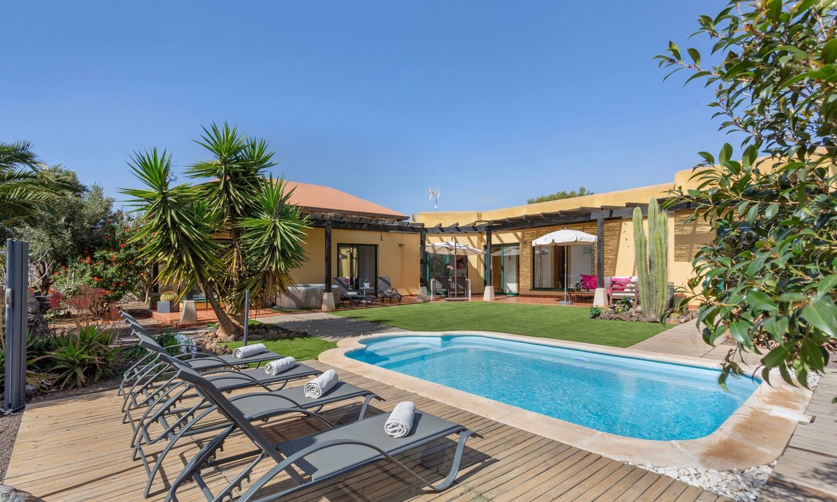 La Oliva Villa | El Refugio Vacation Home with Mountain Views, Private Pool, and Wi-Fi
