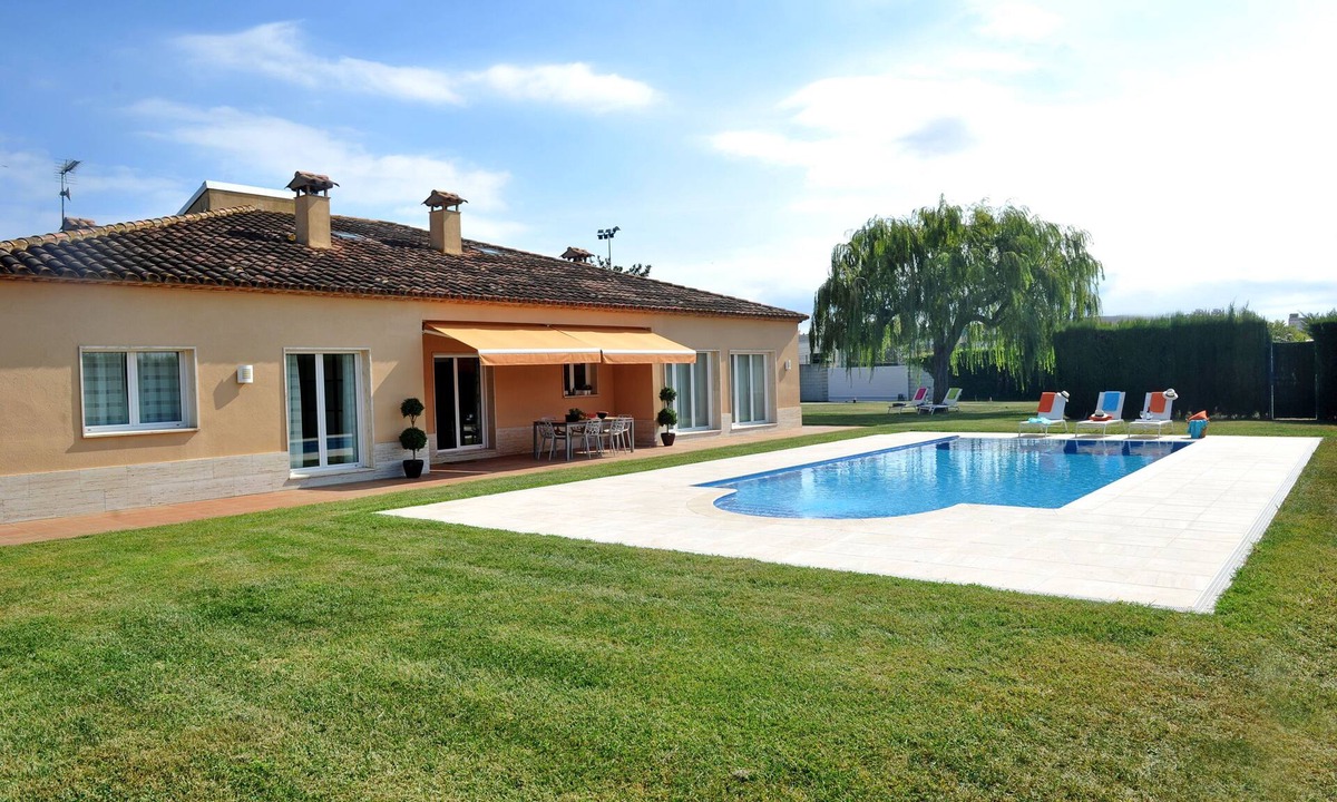 Calonge Villa | Just a 5-minute walk to the beach! Relax in style in this spacious villa.
