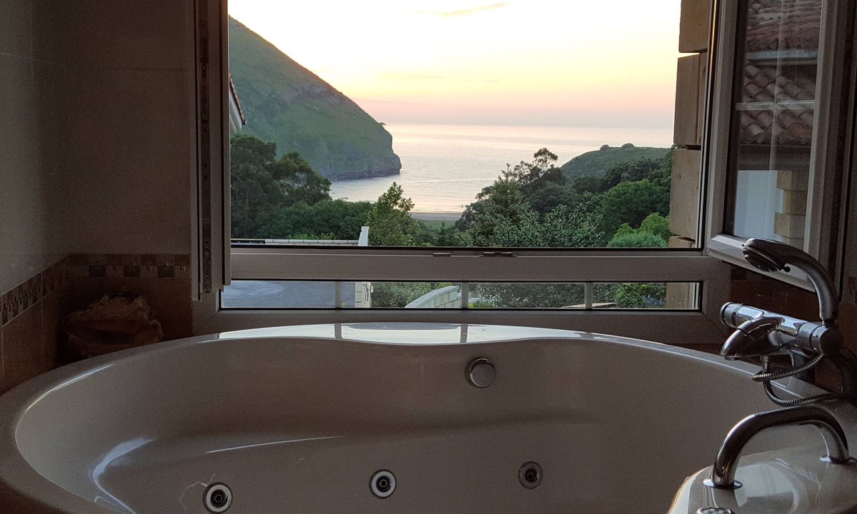 Castro Urdiales Apartment | Exclusive apartment in beach Sonabia with a view to the sea and the mountain.