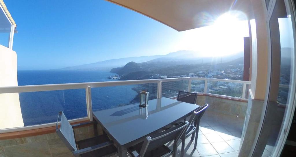 Tabaiba Apartment | Facing the ocean - Full appt with 2 double bedroom