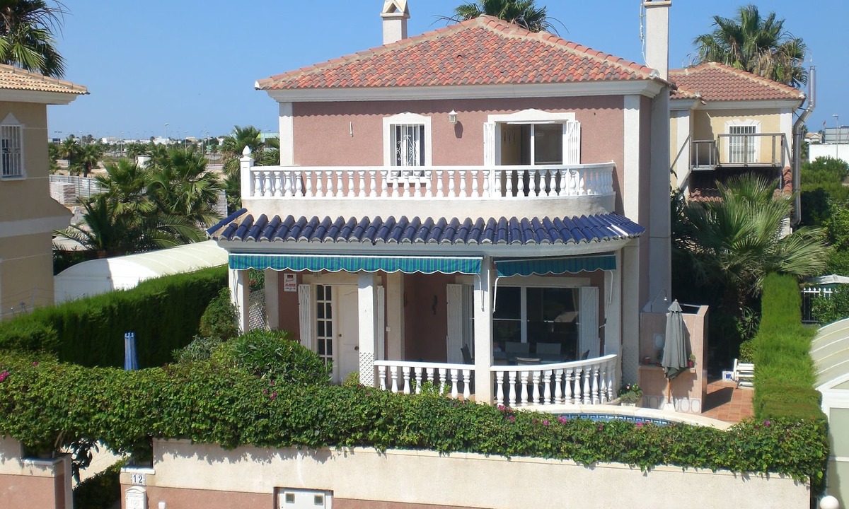 Los Alcazares Villa | Fantastic 3 bedroomed detached villa with private pool, free wi-fi and A/C