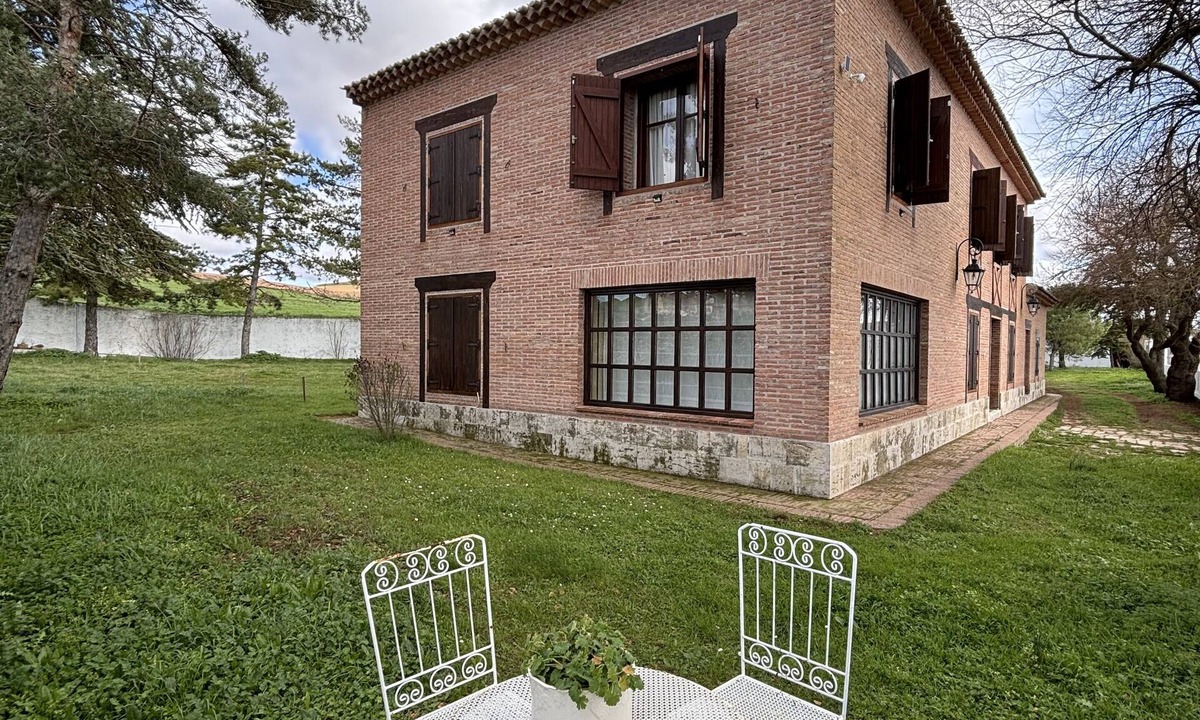 Villahoz House | Fantastic Rural House: 300m2, 7 double rooms (up to 18 guests), Garden1100m2