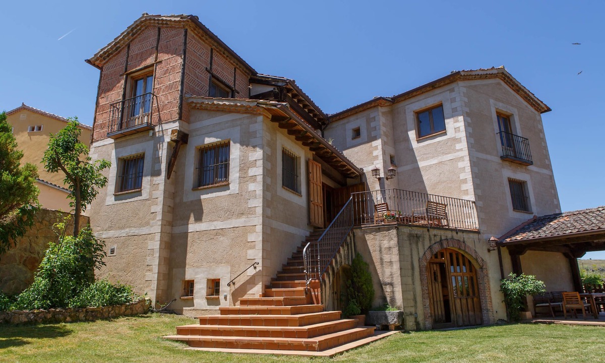 Cubillo House | Five spacious and comfortable double bedrooms with their own full bathrooms.