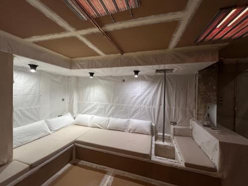 Pradolongo Apartment | Galería de arte madrid