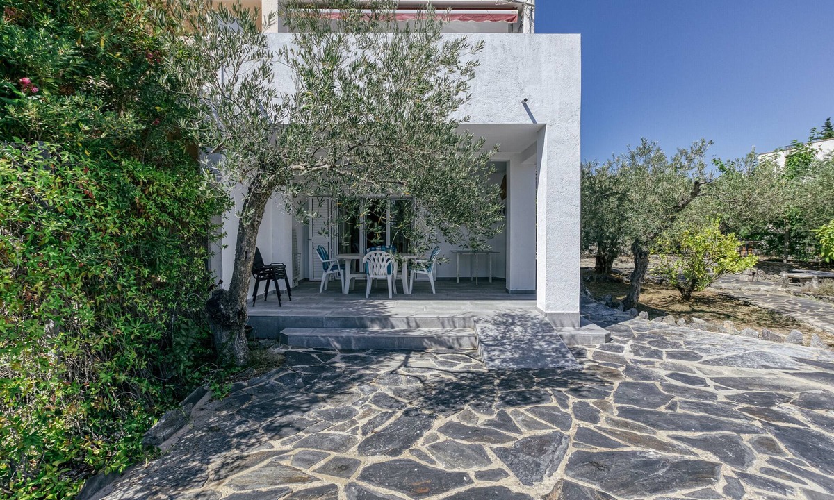 El Mas Bosca Apartment | Garden-Level Apartment in Roses with Terrace and Wi-Fi