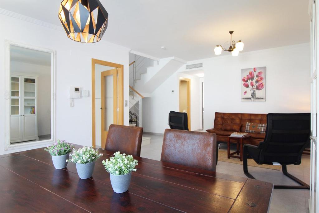 Almarda House | Global Properties, Bonito adosado con jardin en la playa de Almarda