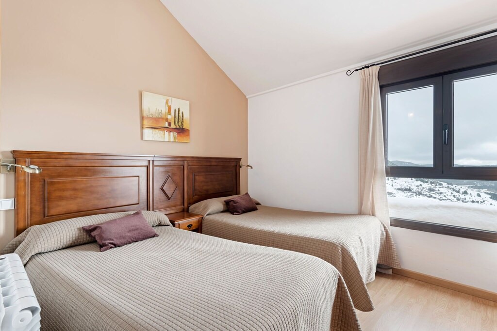 Gudar Apartment | Graceful Apartment in Gudar with Heating