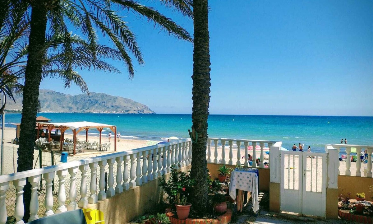 Los Puertos Apartment | Ground floor with access from the terrace to the seashore on Isla Plana beach