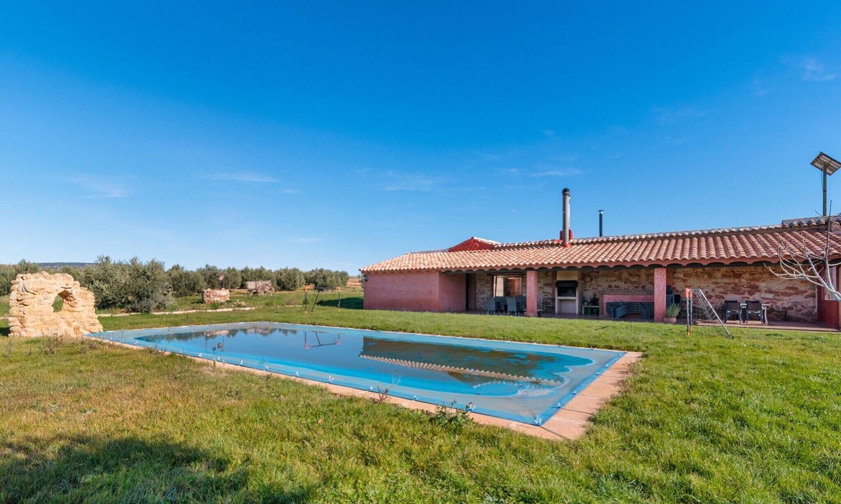 Alcaraz Cottage | Guard House with Spa and shared pool for 4
