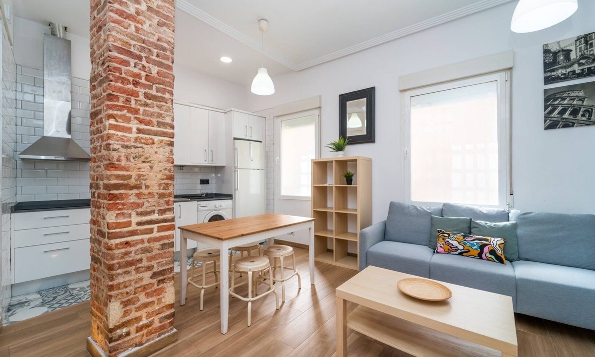 Puerta del Angel Apartment | GuestReady - Another brick in the wall