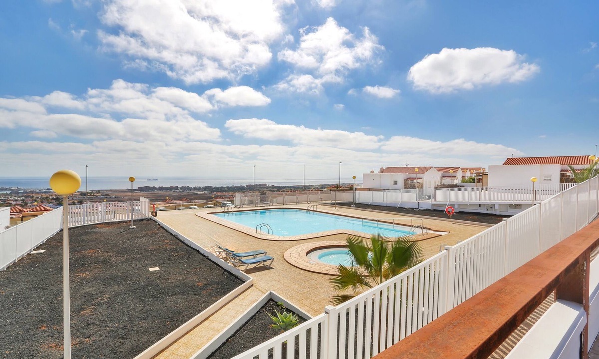 Caleta de Fuste House | Holiday Home 'Casa Vista Golf' with Sea View, Shared Pool & Wi-Fi