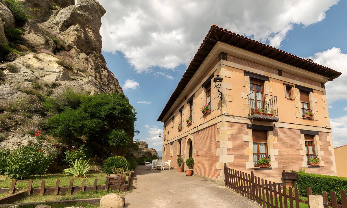Pinilla de los Barruecos House | Holiday Home 'Chanin 1 - 2' with Private Garden, Balcony and Wi-Fi