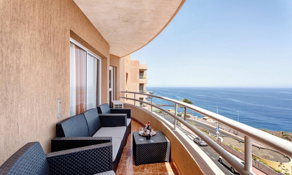 Radazul Apartment | Holiday Apartment 'Beautiful 3 Bedrooms Wifi Sea View' with Sea View, Wi-Fi and Air Conditioning