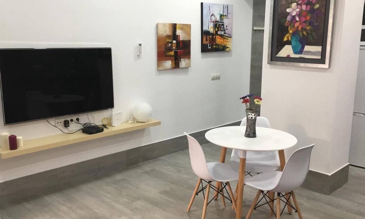 Los Tilos Apartment | Holiday Apartment 'C Junto Bus y Tren' with A/C & Wi-Fi