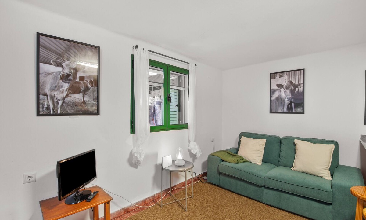 Tejeda Apartment | Holiday Apartment 'Gáldar' with Shared Terrace, Garden & Wi-Fi