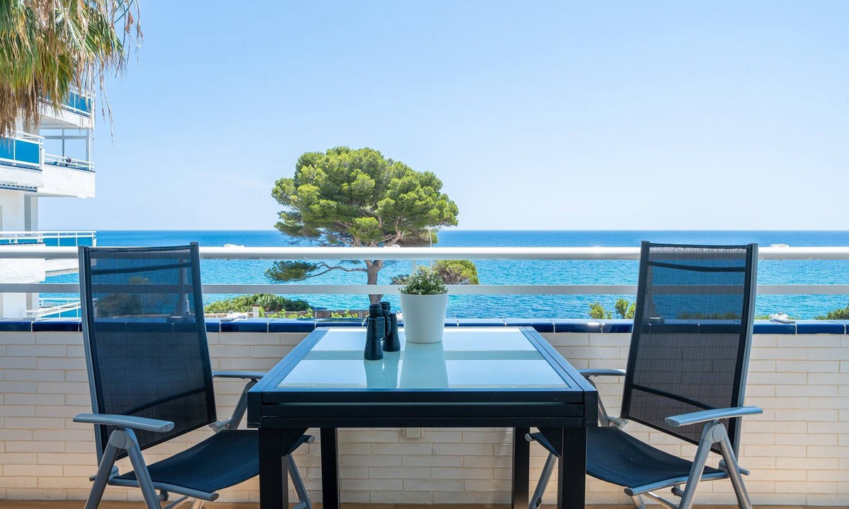 Miami Platja Apartment | Holiday Apartment "La Rosaleda" with Sea View, Shared Pool & Wi-Fi