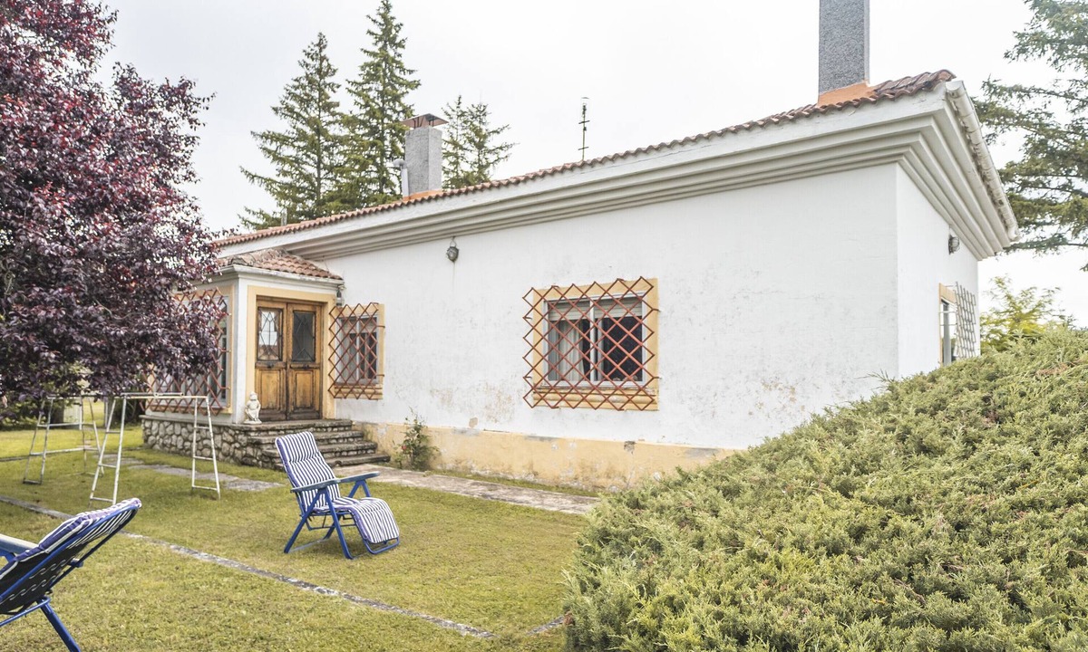 Castrejon de la Pena House | Holiday Home 'El Chalet' with Mountain Views and Private Garden