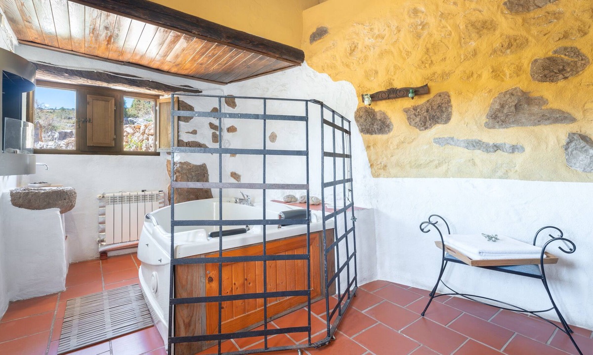 La Torre d'En Besora House | Holiday Home 'El Cup' with Mountain Views, Shared Pool & Private Terrace