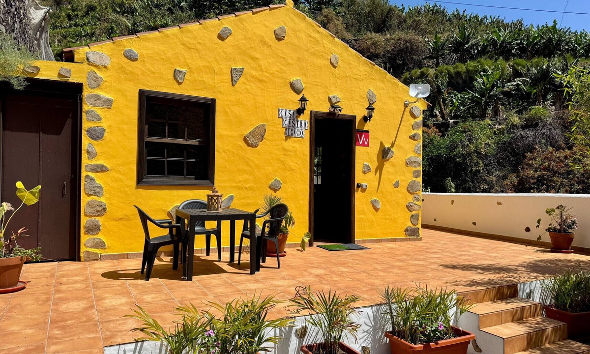 Los Llanos de Aridane House | Holiday Home 'Casa Castro' with Mountain View, Private Pool and Wi-Fi