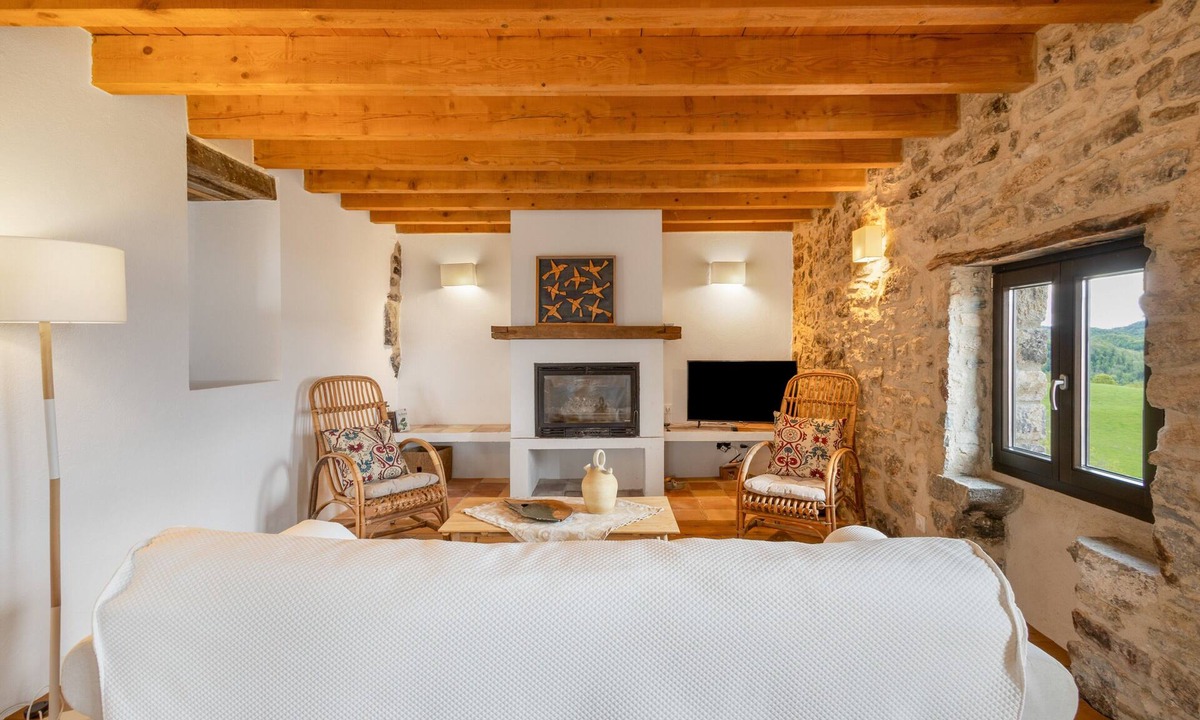 Ogassa House | Holiday Home 'La Coma' with Mountain Views, Shared Garden & Wi-Fi
