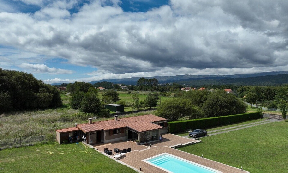 Rianxo House | Holiday Home 'Agro Dos Mouriños' with Mountain View, Wi-Fi and Air Conditioning