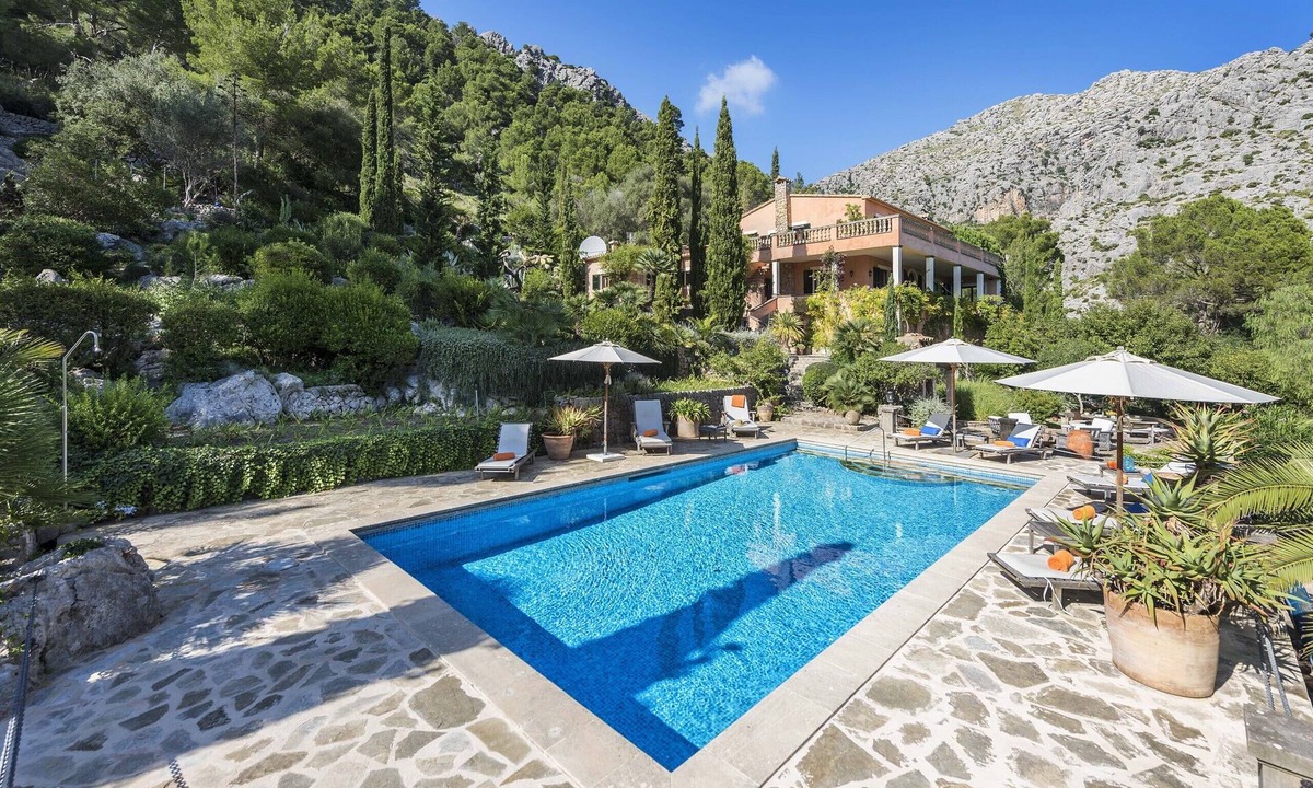 Pollensa House | Holiday Home 'Can Punxa Dalt' with Sea View, Wi-Fi and Air Conditioning