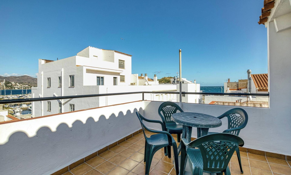 Llanca House | Holiday Home "Casa centro port" Near Beach with Sea View & Balcony