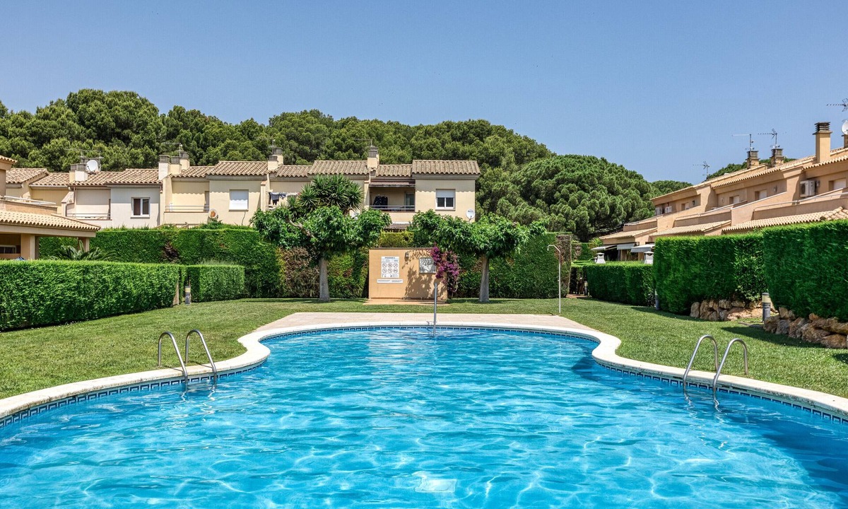 L'Escala House | Holiday Home 'Casa Con Piscina' with Mountain View, Wi-Fi and Air Conditioning
