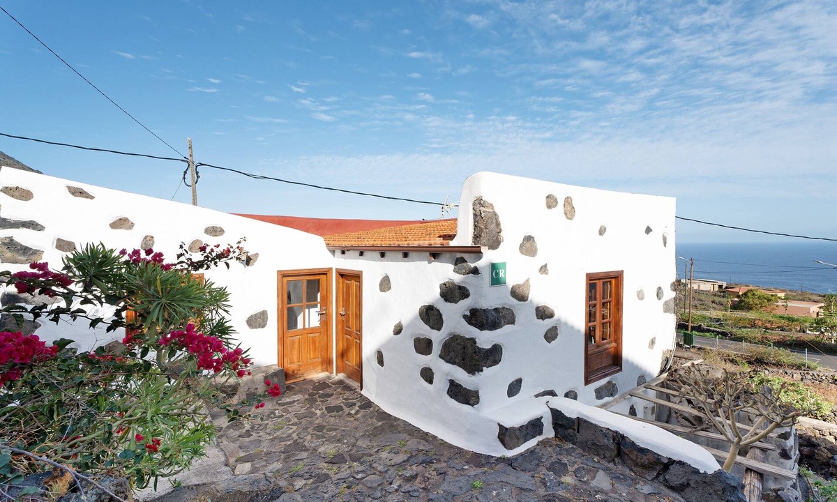Los Llanillos House | Holiday Home 'Casa Rural Los Llanillos' with Sea View, Private Terrace and Wi-Fi