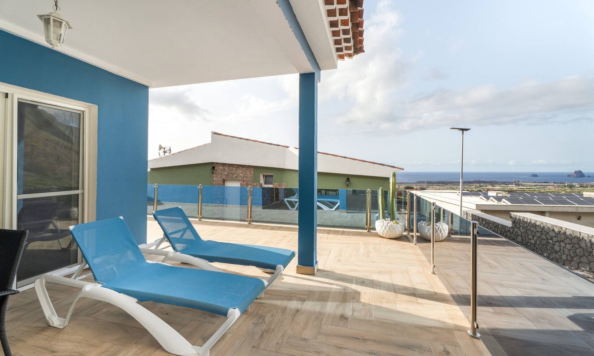 Frontera House | Holiday Home 'Casa Mar Azul' with Sea Views, Private Terrace and Wi-Fi