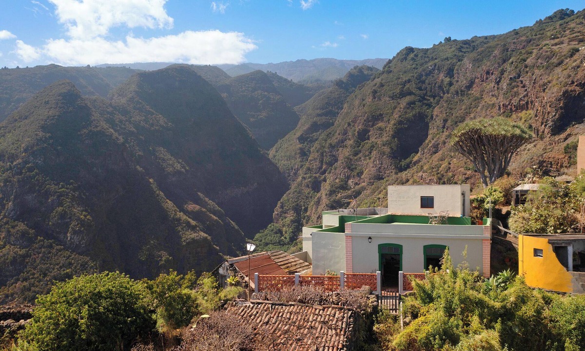 El Tablado House | Holiday Home "Casa Mirador El Topo" with Sea View, Private Terraces & Wi-Fi