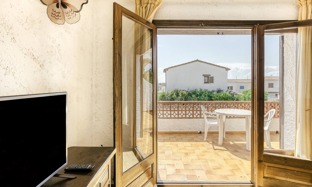 L'Escala House | Holiday Home "Casa Saguer" with Terrace, Garden & Pool