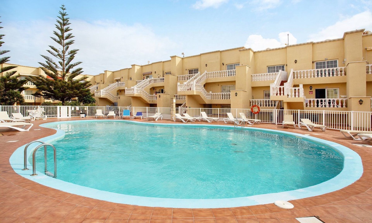 Castillo Caleta de Fuste House | Holiday Home 'Casa Yeray' with Shared Pool, Private Terrace and Wi-Fi