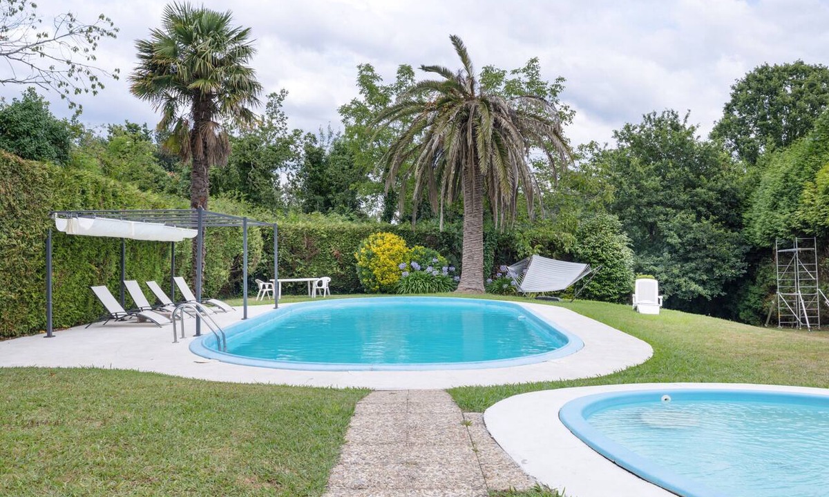 Cambre House | Holiday Home 'Cheerful Rustic Chalet with Pools' with Shared Pool, Wi-Fi and Air Conditioning