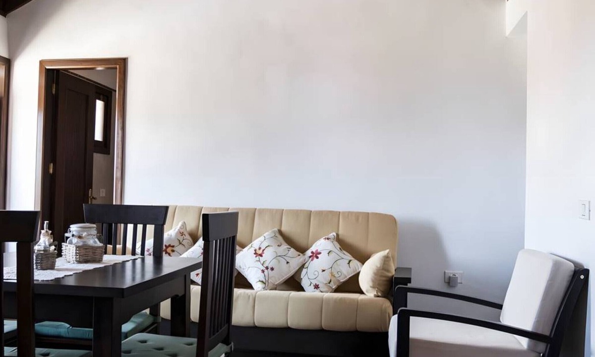 Alojera Apartment | Holiday Home 'El Carreton Cottage' with Shared Terrace, Shared Garden and Wi-Fi