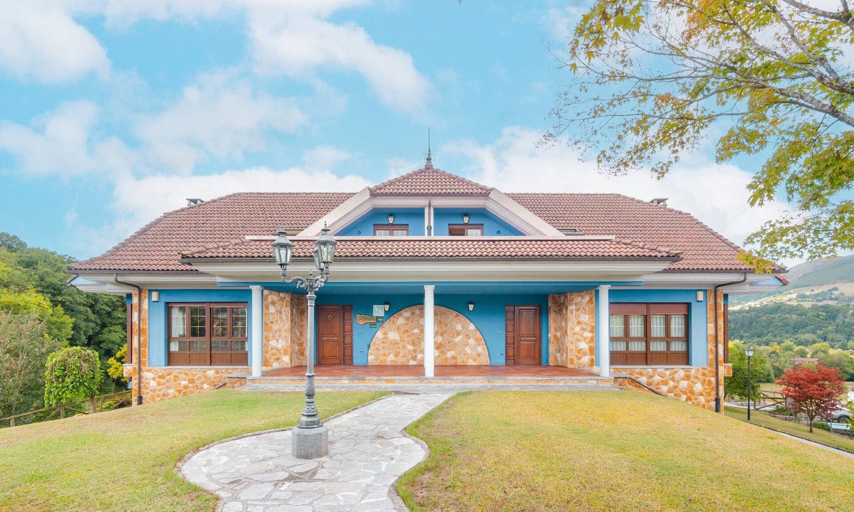 Sevares House | Holiday Home 'El Pongallin' with Lake Views, Private Terrace and Wi-Fi